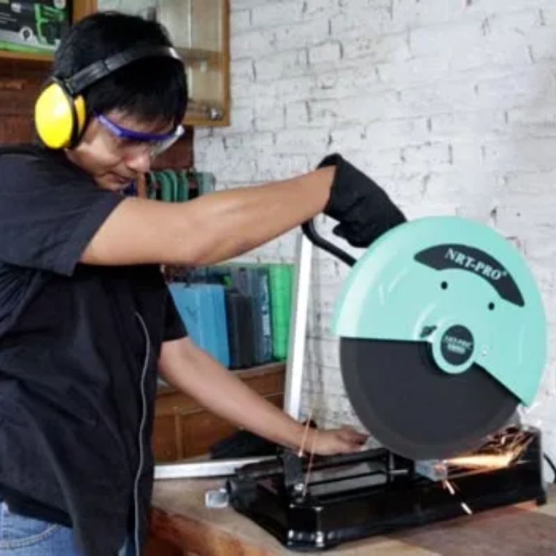 Stabilkan Bahan yang Akan Dipotong