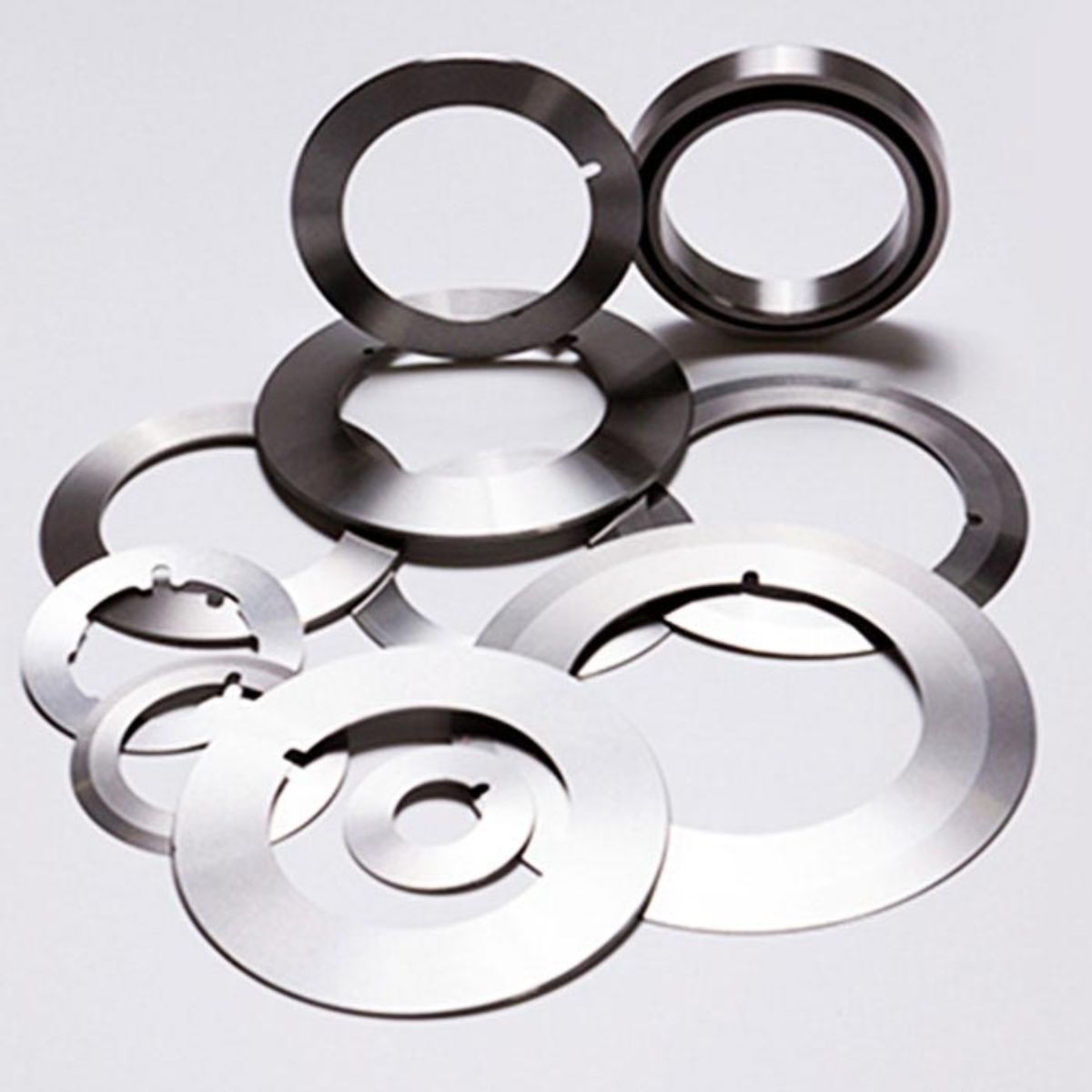 Slitter Knife dari HSS, Carbide, atau Stainless? Ini Perbedaannya!